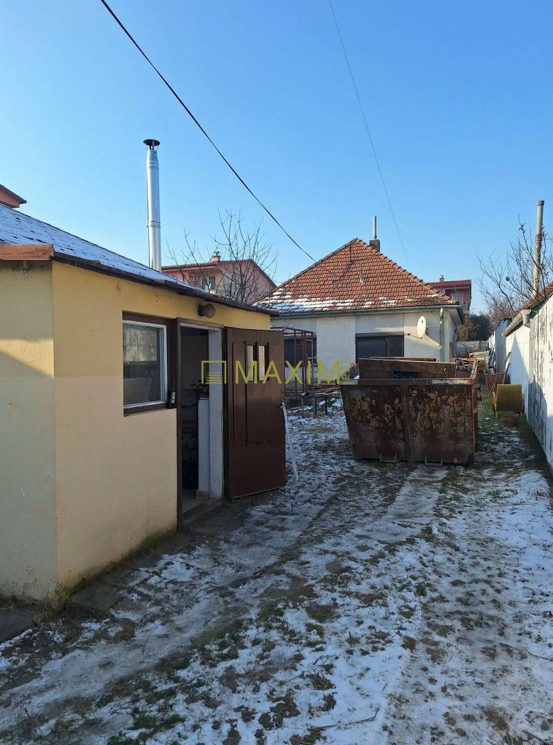 Ponúkame na predaj stavebný pozemok na ulici Hlbinná