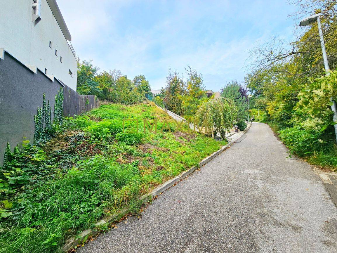 Ponúkame na predaj pozemok na ulici Vtáčie údolie