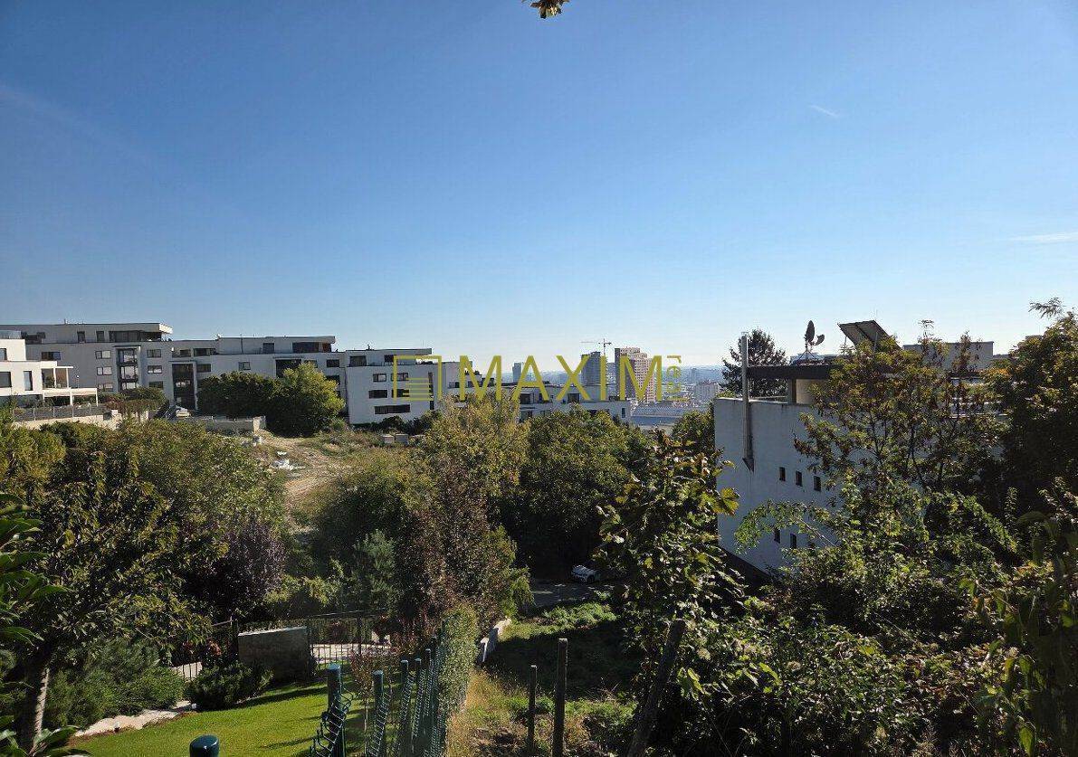 Ponúkame na predaj pozemok na ulici Vtáčie údolie