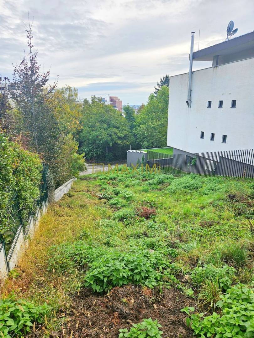 Ponúkame na predaj pozemok na ulici Vtáčie údolie