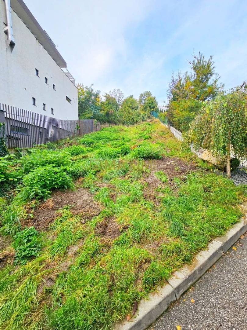 Ponúkame na predaj pozemok na ulici Vtáčie údolie