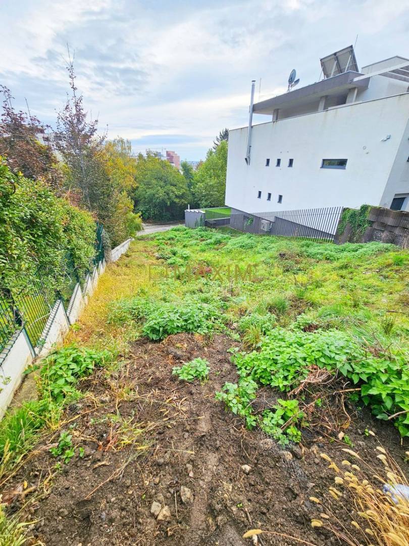 Ponúkame na predaj pozemok na ulici Vtáčie údolie