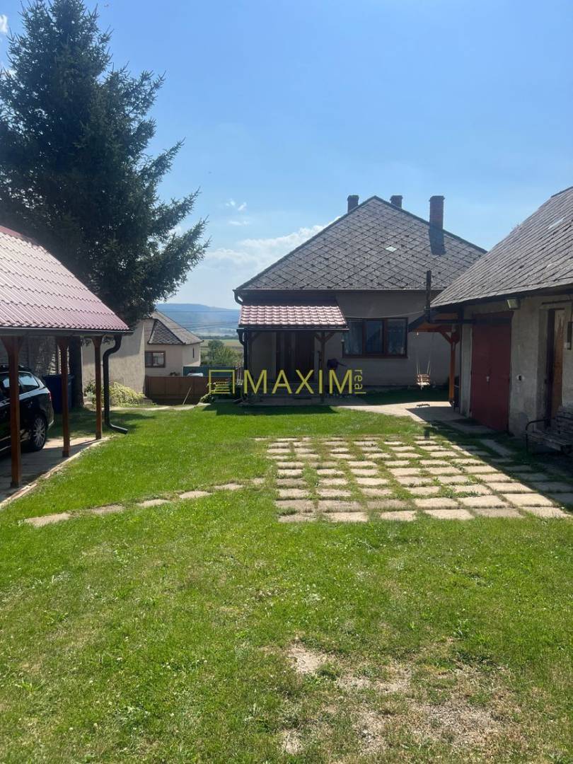 Pekný 3 izbový rodinný dom s veľkým pozemkom v Prievaloch