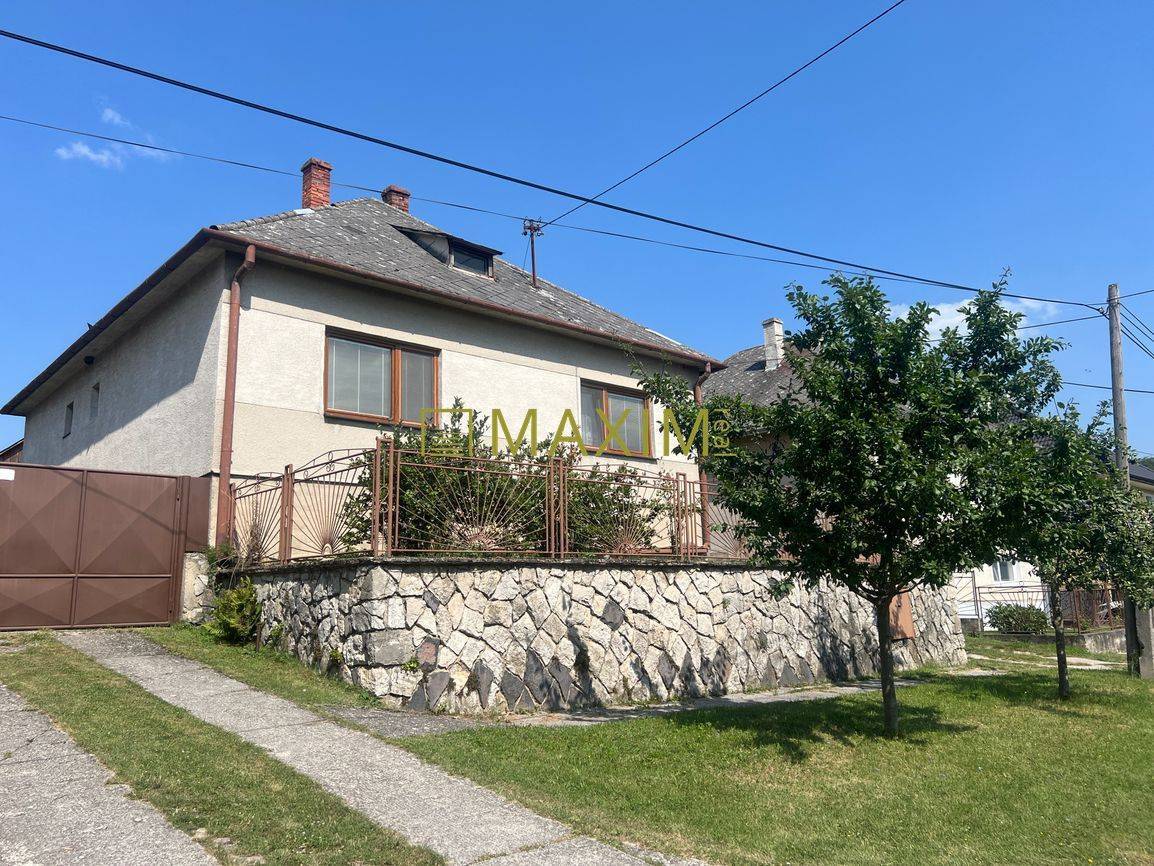 Pekný 3 izbový rodinný dom s veľkým pozemkom v Prievaloch