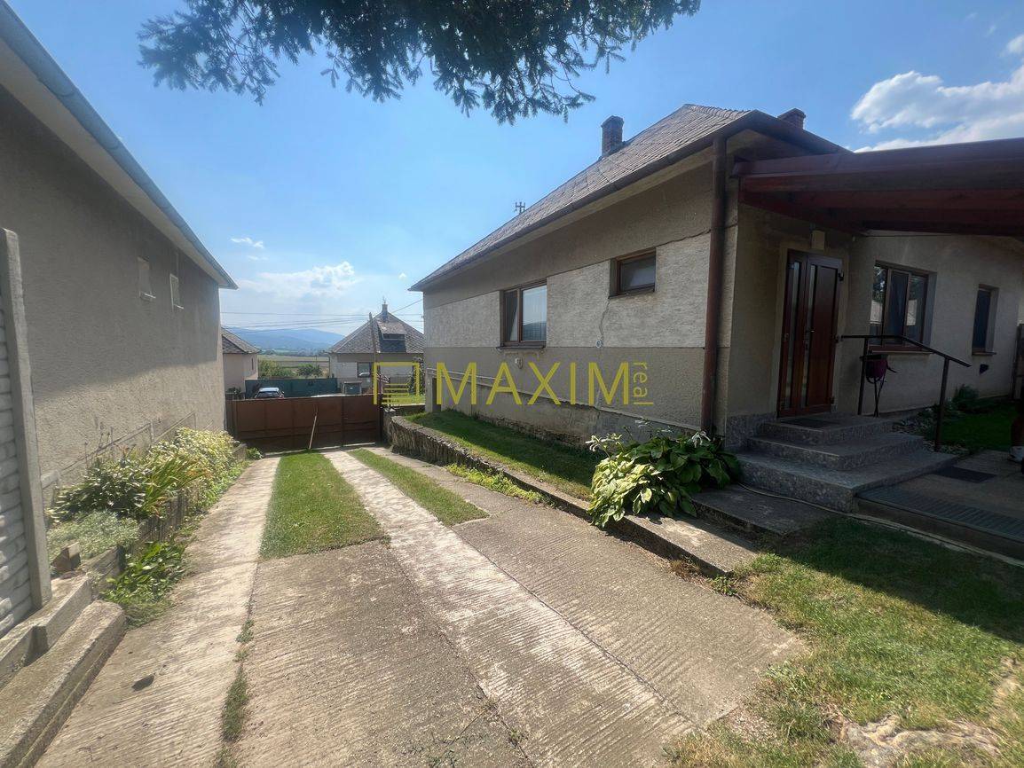 Pekný 3 izbový rodinný dom s veľkým pozemkom v Prievaloch