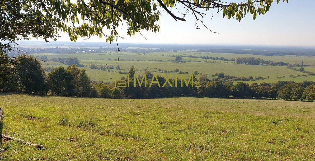 Slnečný takmer hektárový pozemok (9410m²) v k.ú. Kuchyňa s nádherným p