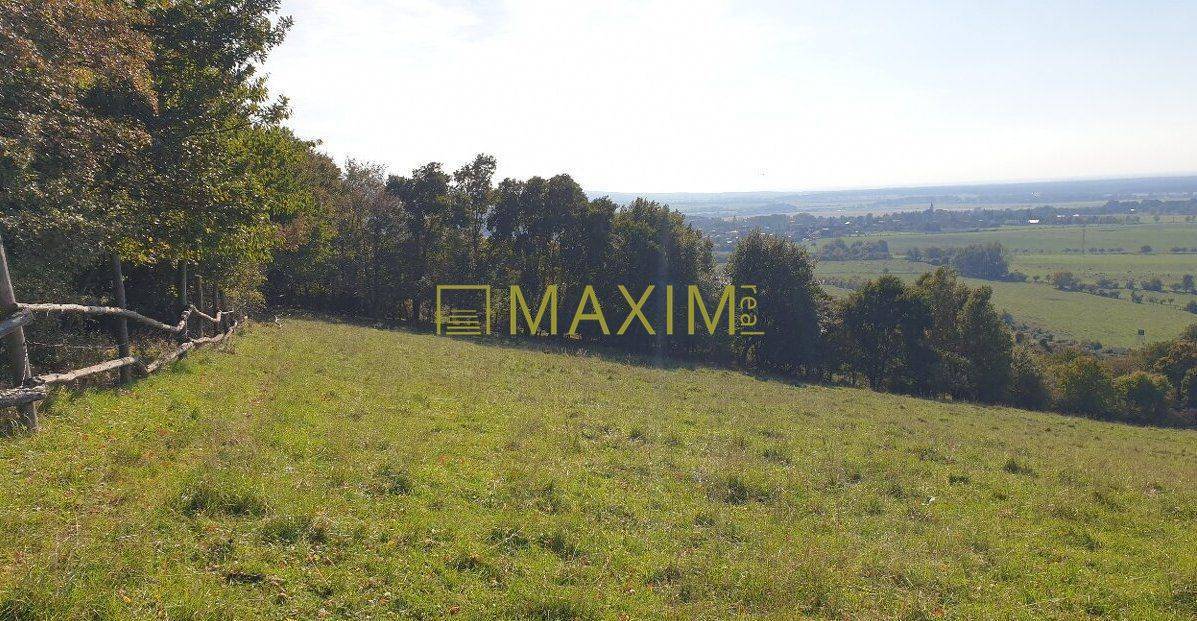 Slnečný takmer hektárový pozemok (9410m²) v k.ú. Kuchyňa s nádherným p