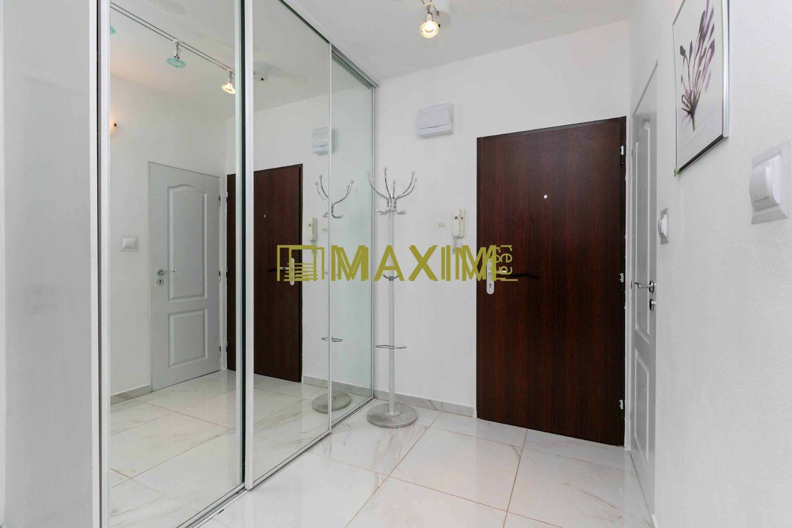 Výborná lokalita, nízke náklady 3,5 izbový byt s 2 loggiami, krásnym v