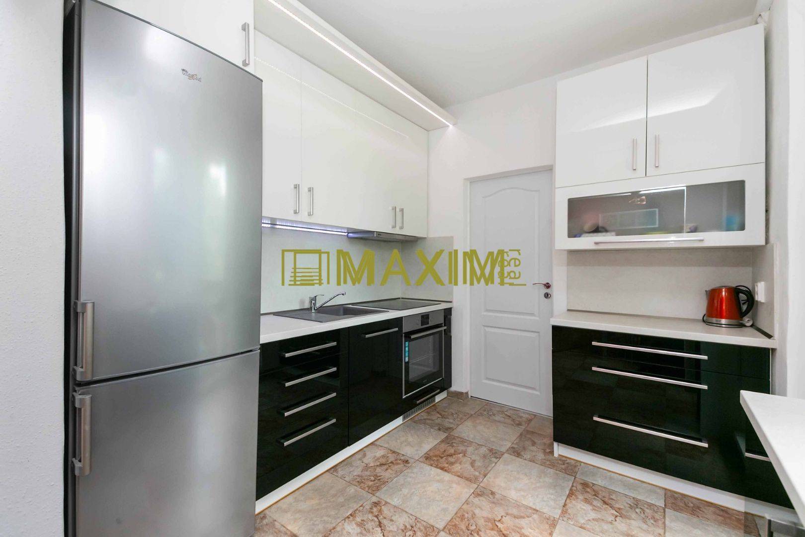 Výborná lokalita, nízke náklady 3,5 izbový byt s 2 loggiami, krásnym v