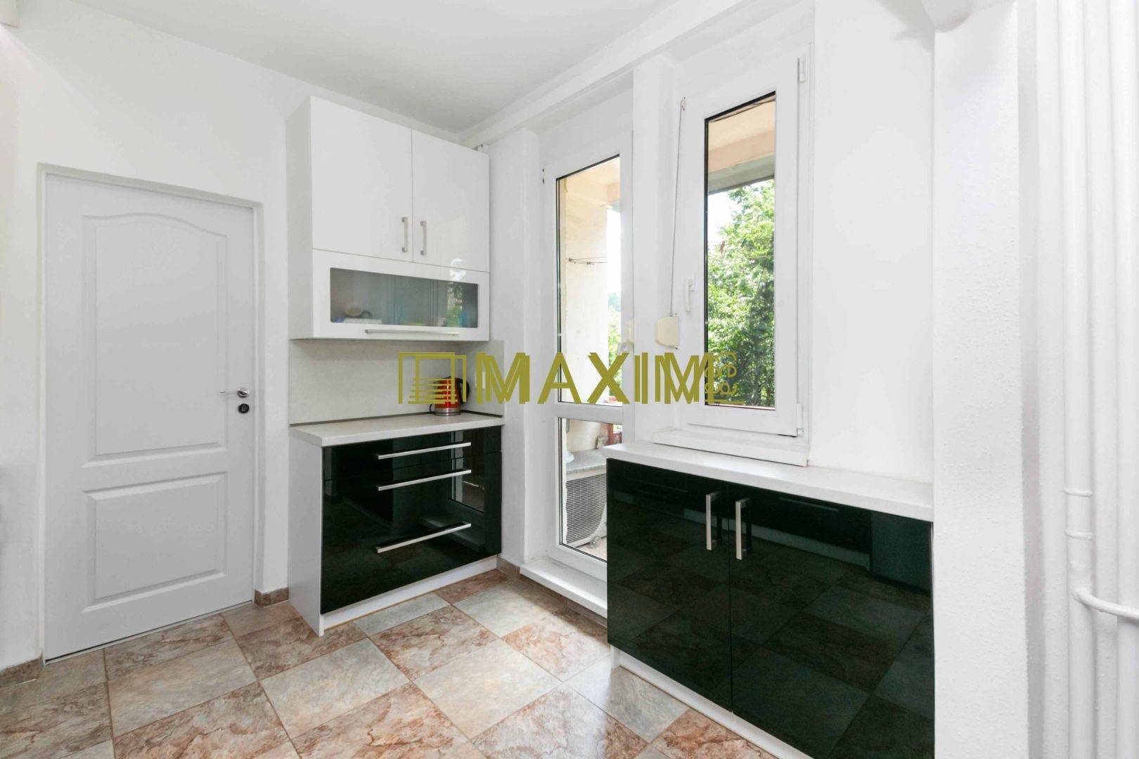 Výborná lokalita, nízke náklady 3,5 izbový byt s 2 loggiami, krásnym v