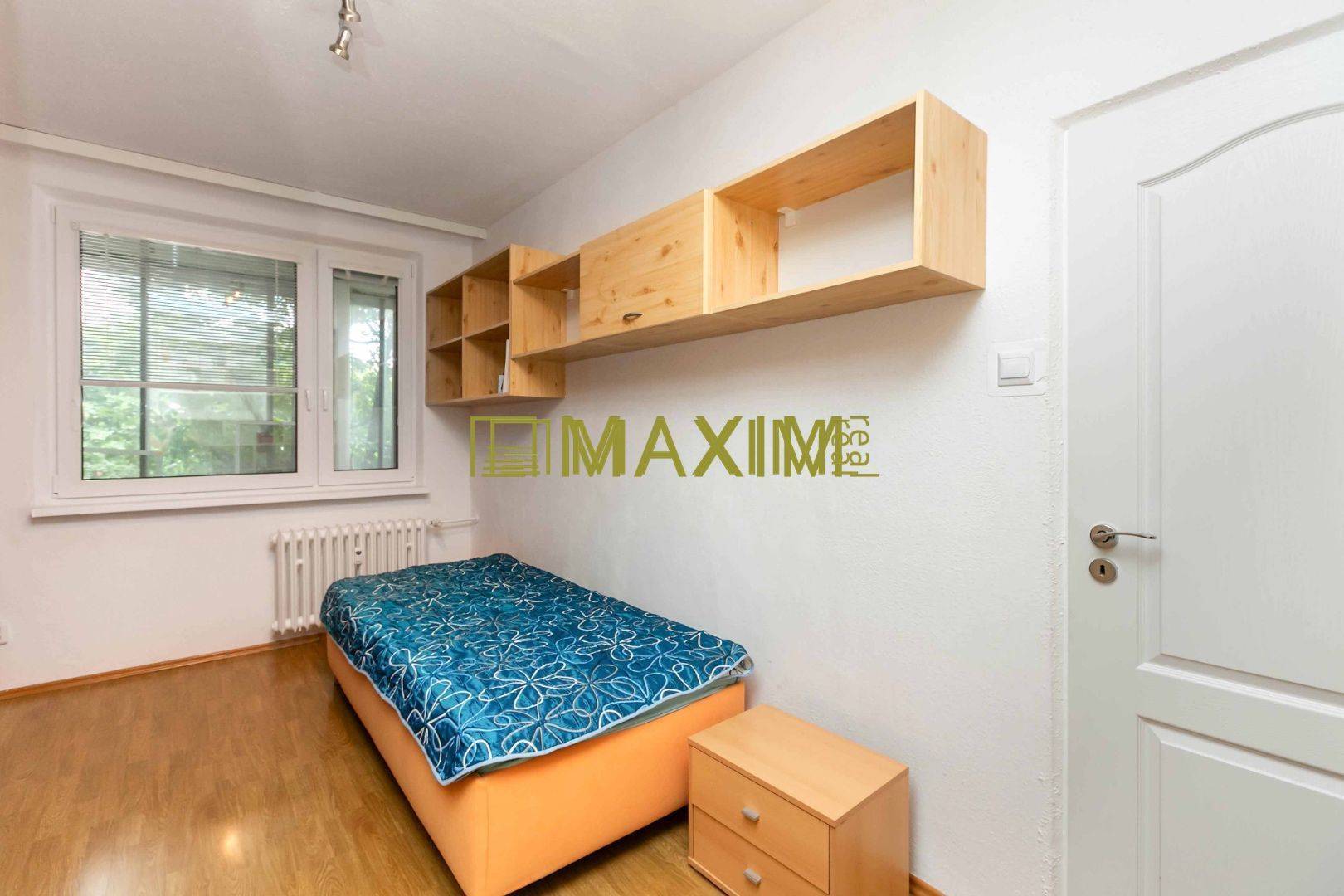 Výborná lokalita, nízke náklady 3,5 izbový byt s 2 loggiami, krásnym v