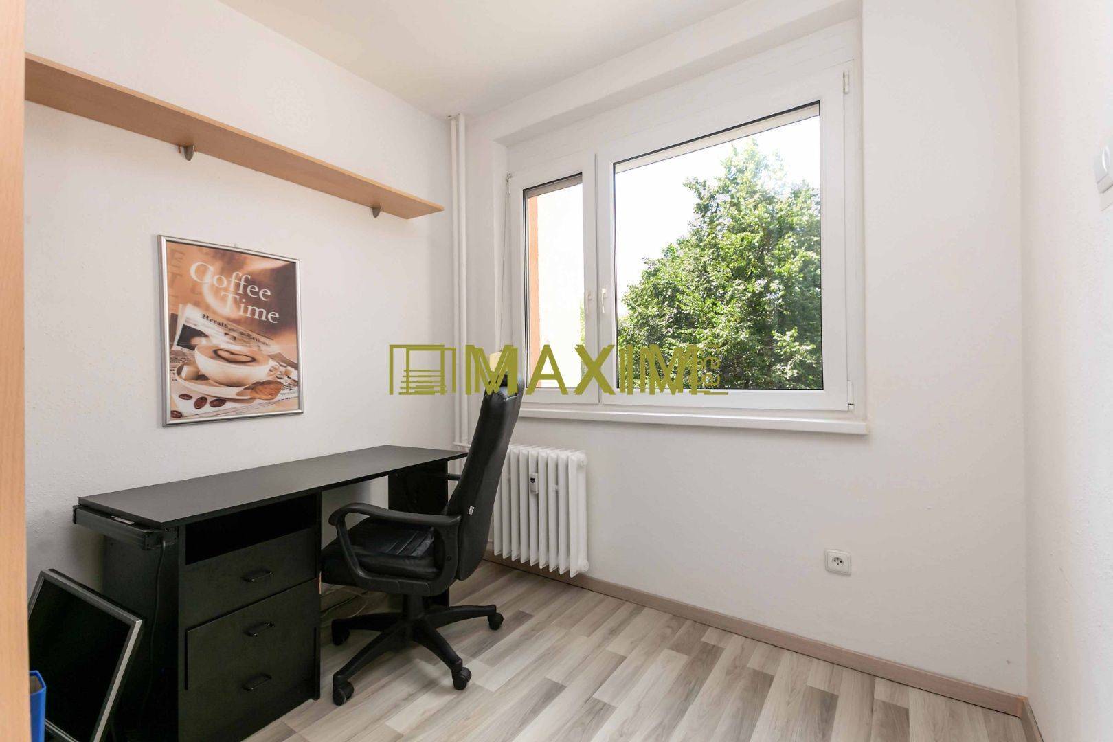 Výborná lokalita, nízke náklady 3,5 izbový byt s 2 loggiami, krásnym v