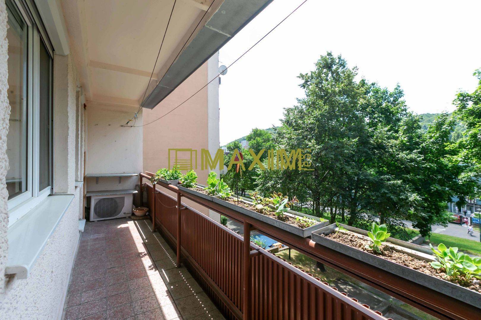 Výborná lokalita, nízke náklady 3,5 izbový byt s 2 loggiami, krásnym v