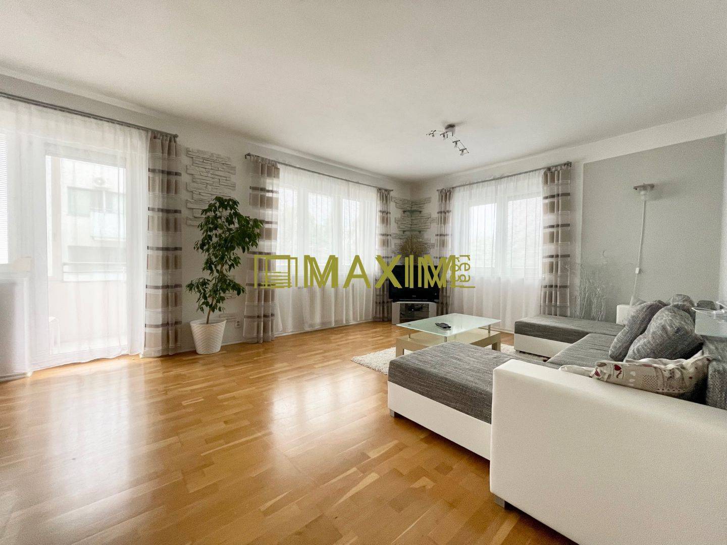 86 m2, nízke náklady, krásny 3-i byt s loggiou a parkovacím státím na