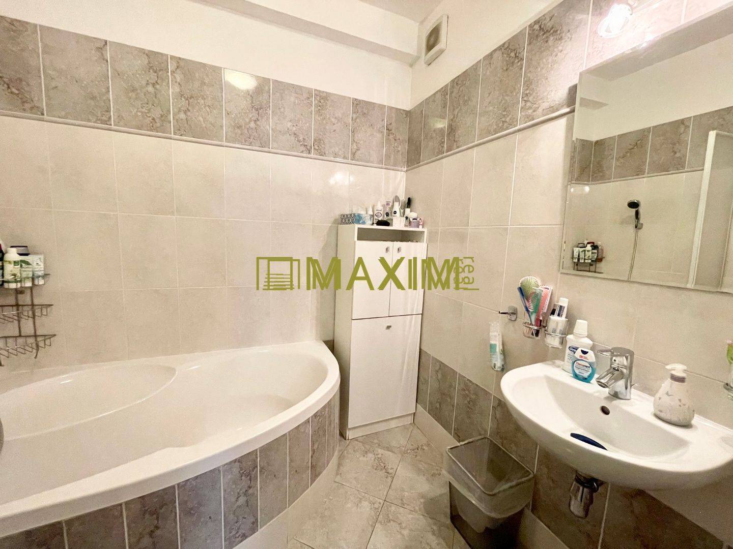 86 m2, nízke náklady, krásny 3-i byt s loggiou a parkovacím státím na