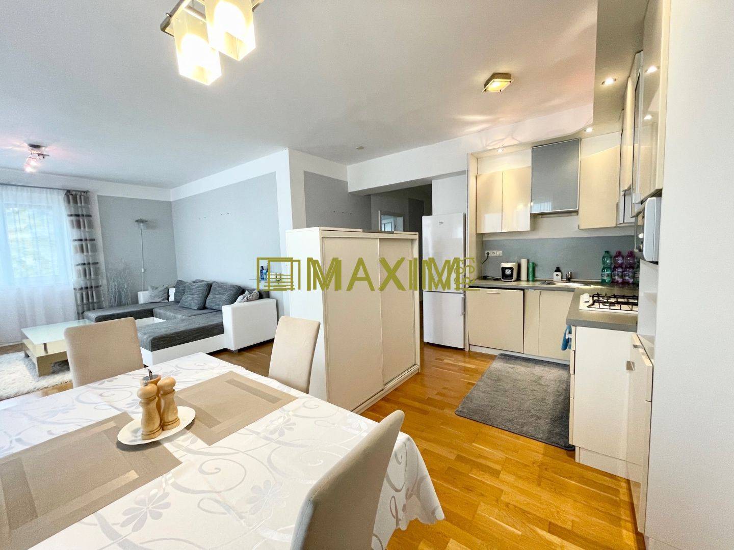 86 m2, nízke náklady, krásny 3-i byt s loggiou a parkovacím státím na