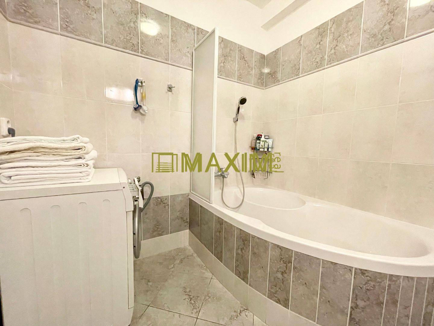 86 m2, nízke náklady, krásny 3-i byt s loggiou a parkovacím státím na