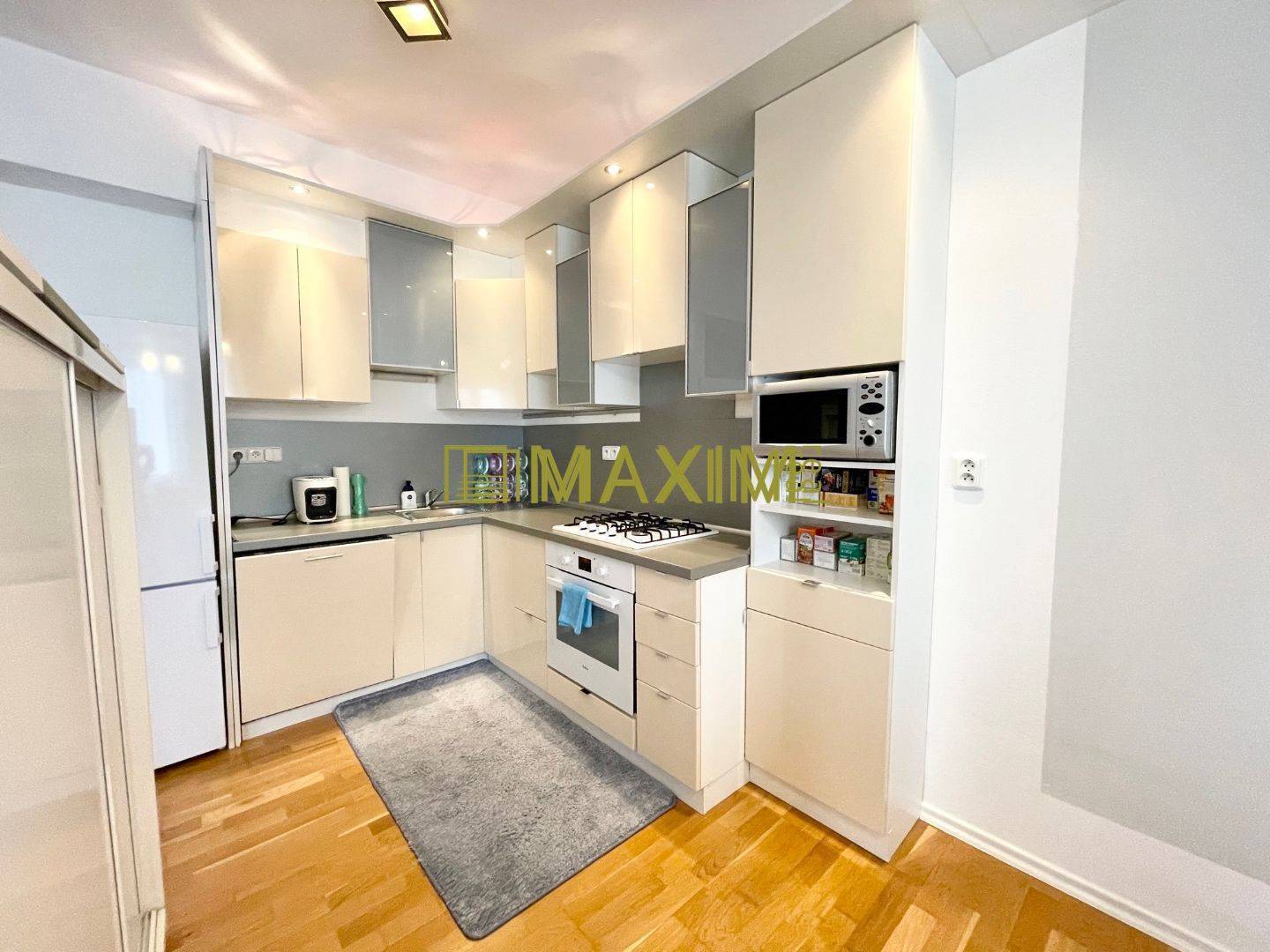 86 m2, nízke náklady, krásny 3-i byt s loggiou a parkovacím státím na