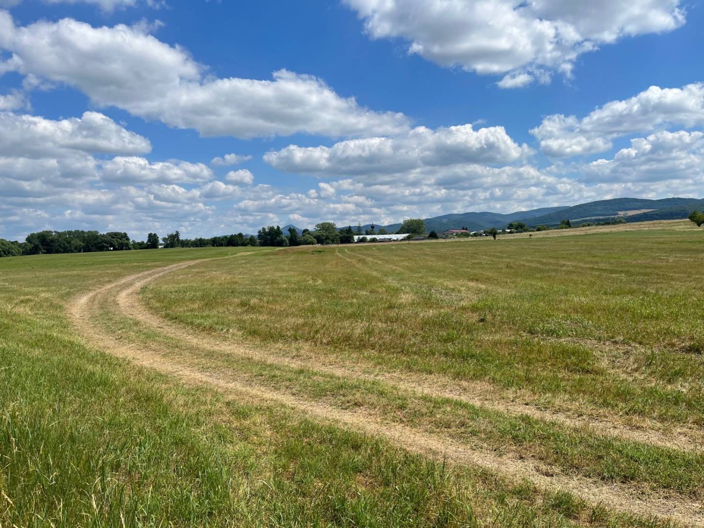 Lúka pod lesom v Jablonovom