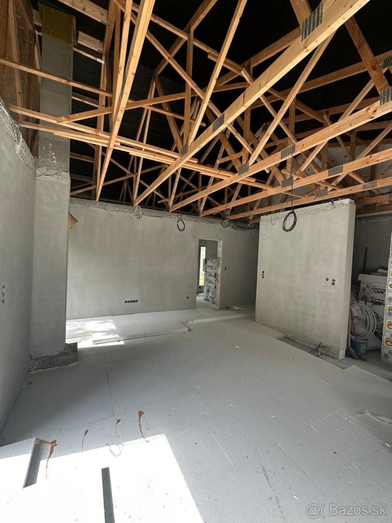 Novostavba v Štitároch pod lesom