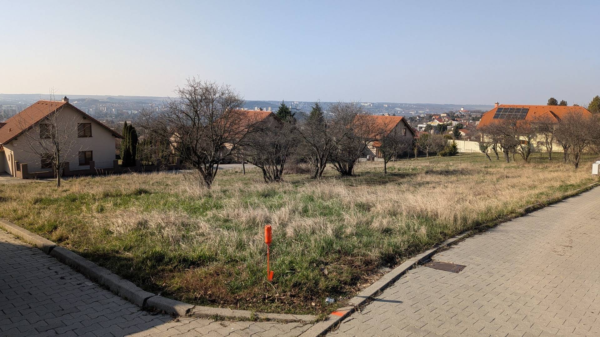 Lukratívny stavebný pozemok 936 m2 pod Zoborom, Višňová ulica