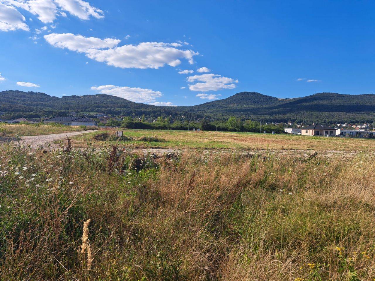 Stavebný pozemok 663 m2 v obci Štitáre s pekným výhľadom na Žibricu