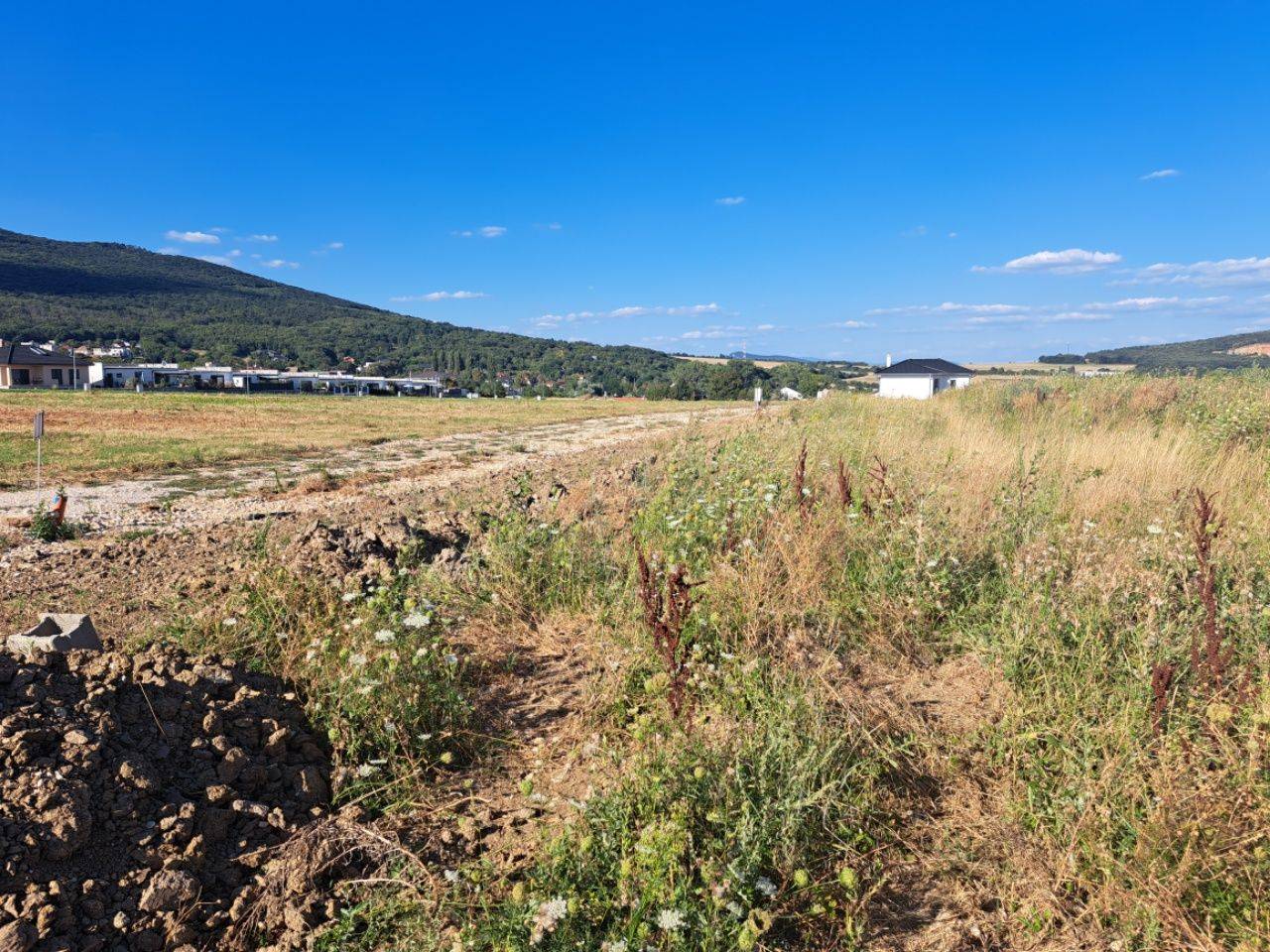 Stavebný pozemok 663 m2 v obci Štitáre s pekným výhľadom na Žibricu