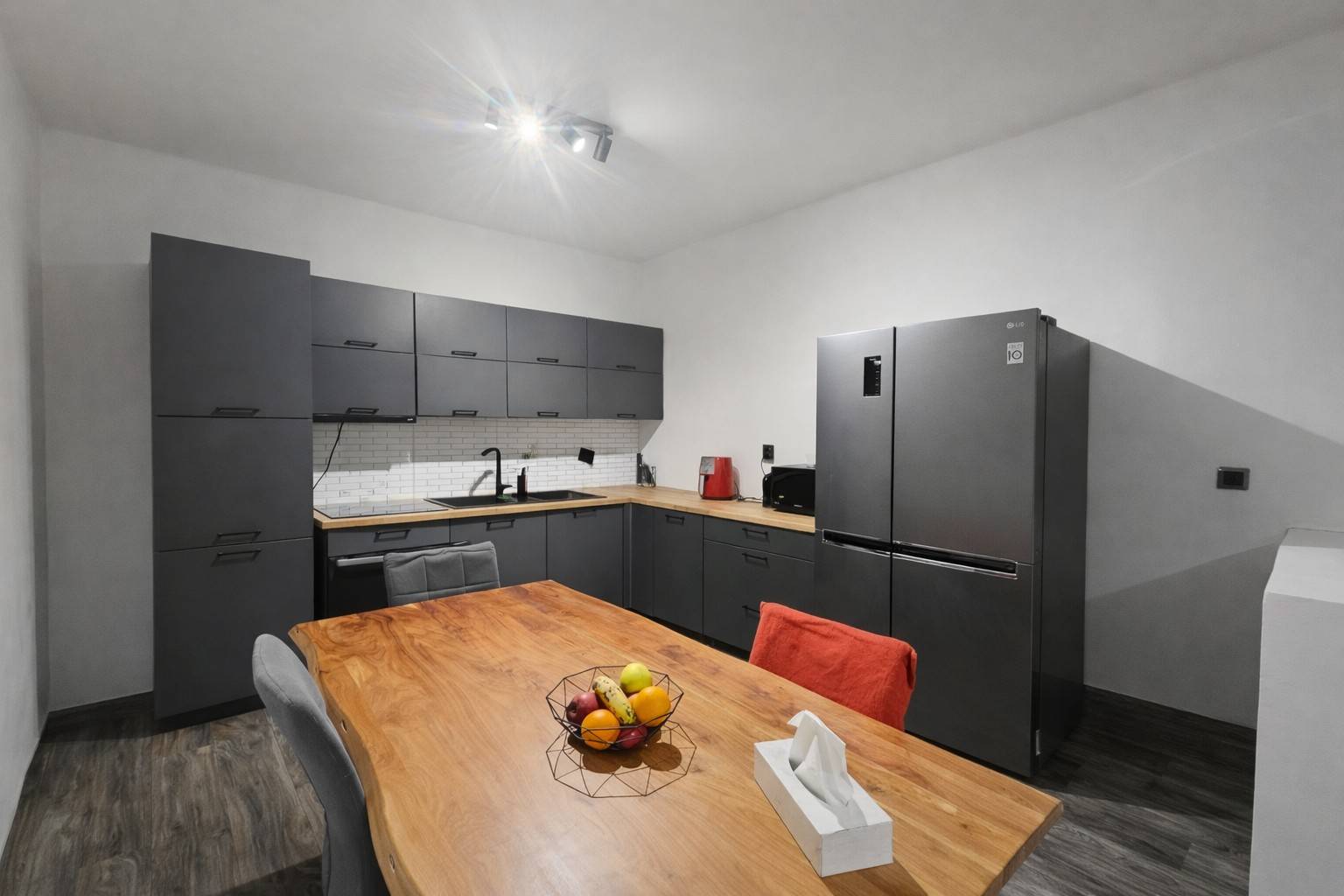 Ponúkame na predaj rodinný dom s veľkým pozemkom v obci Trnávka