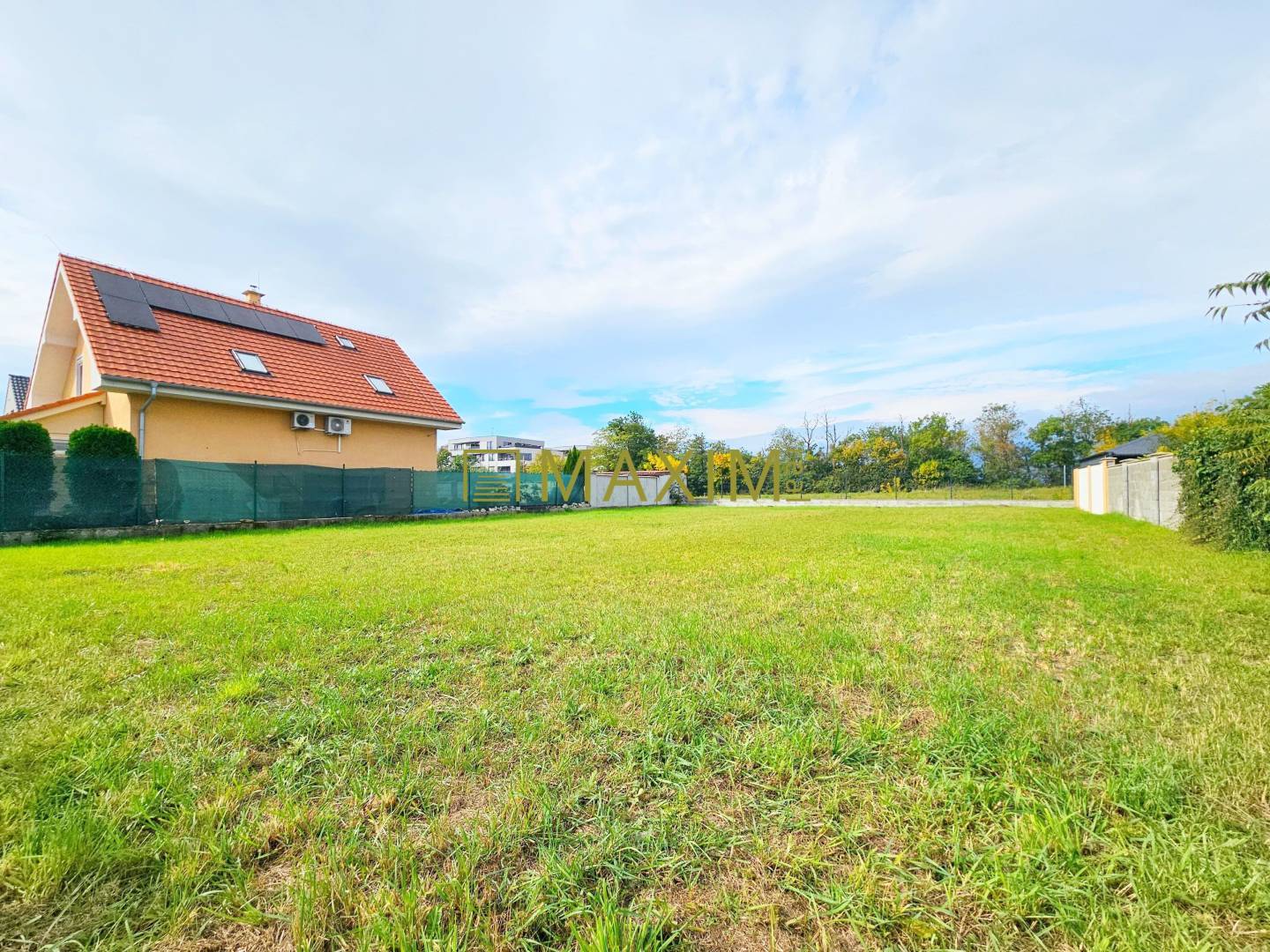 Ponúkame na predaj pozemok v Dunajskej Lužnej