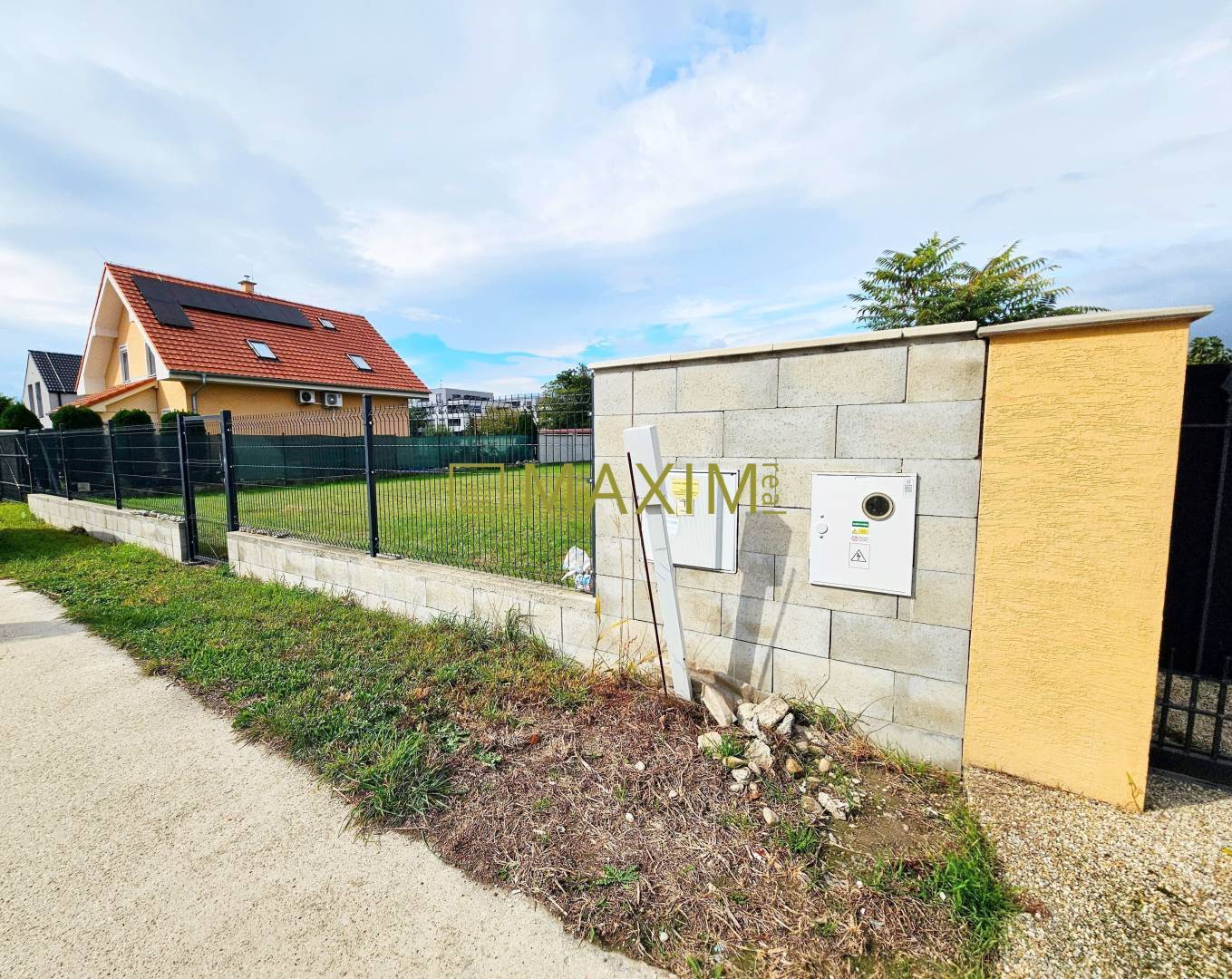 Ponúkame na predaj pozemok v Dunajskej Lužnej