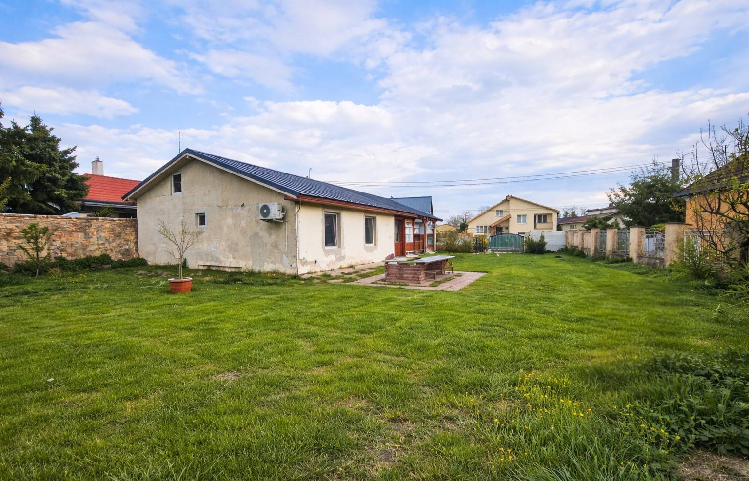 Ponúkame na predaj rodinný dom s veľkým pozemkom v obci Trnávka