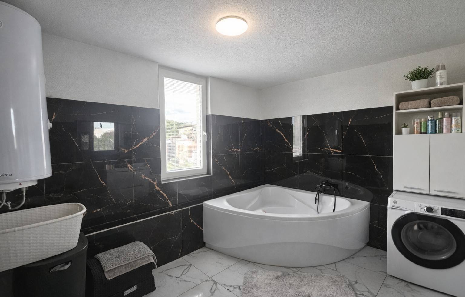 Ponúkame na predaj rodinný dom s veľkým pozemkom v obci Trnávka