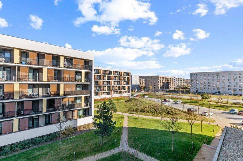 Krásny 3- izb. byt s loggiou a park. státím na ulici Hany Ponickej