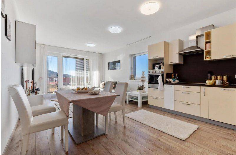 Krásny 3- izb. byt s loggiou a park. státím na ulici Hany Ponickej