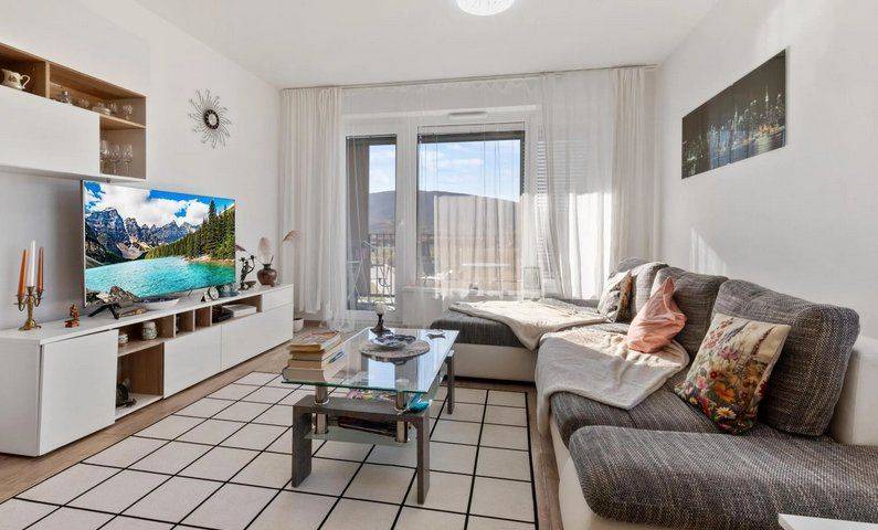 Krásny 3- izb. byt s loggiou a park. státím na ulici Hany Ponickej