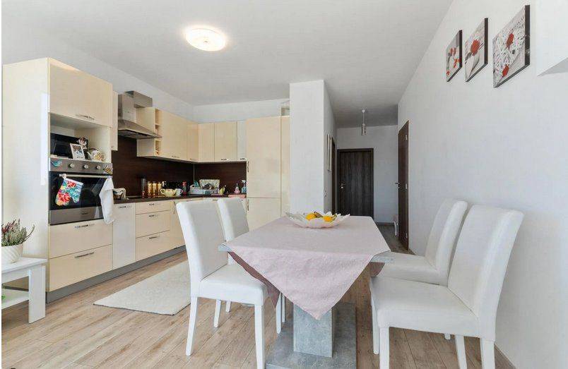 Krásny 3- izb. byt s loggiou a park. státím na ulici Hany Ponickej