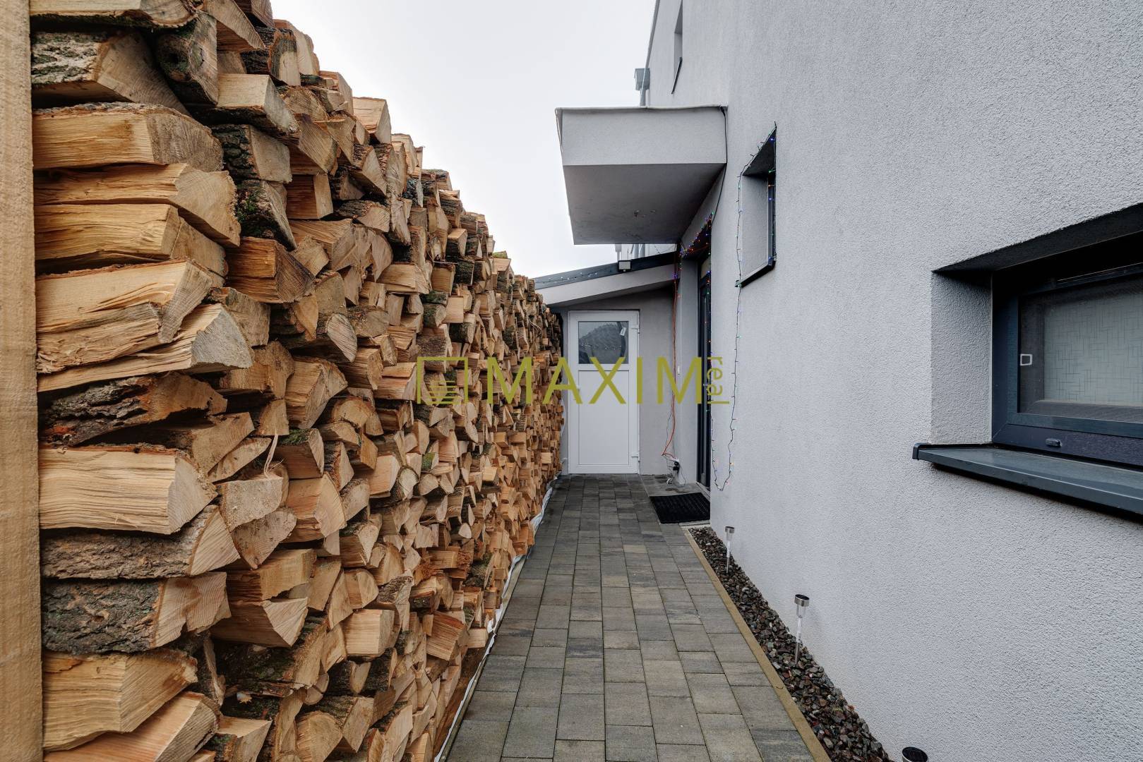 REZERVOVANE! Moderný 4-izbový dom s krbom,terasou a smart technologiou