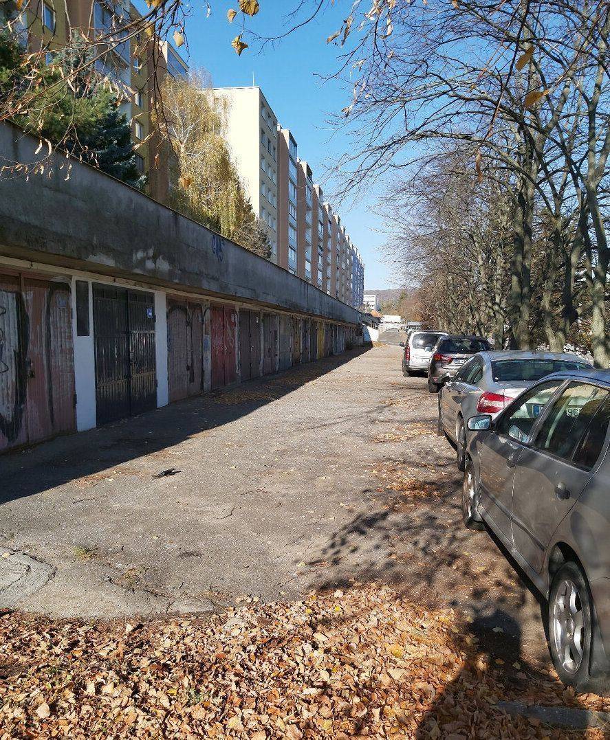 PREDAJ – Garáž aj s pozemkom na ulici Karloveská