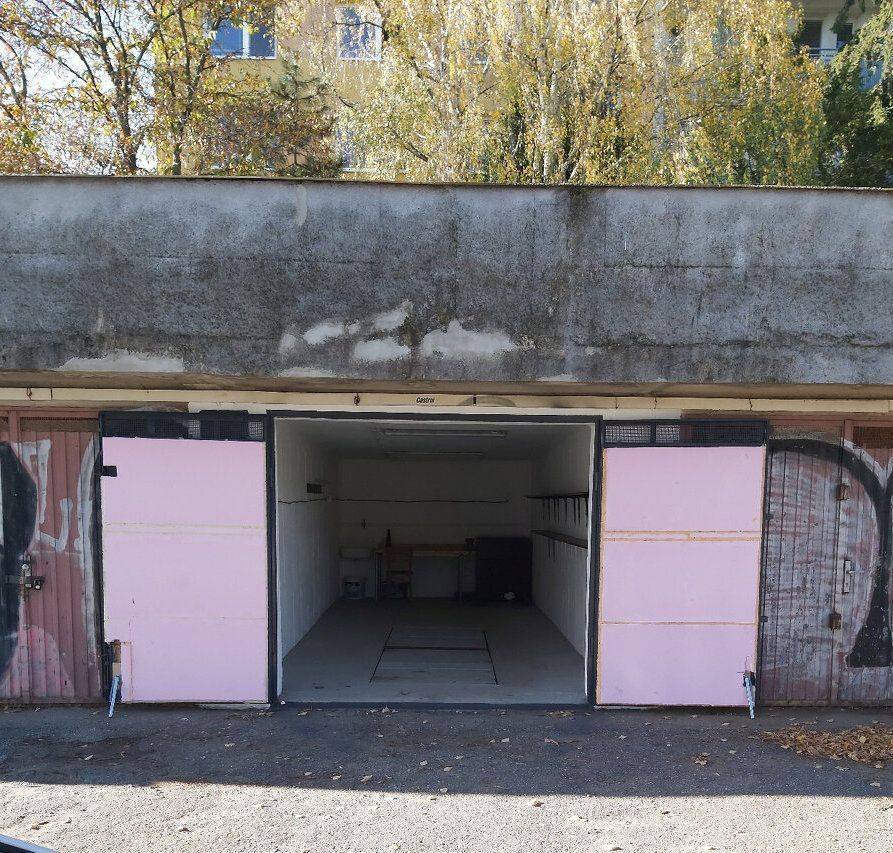 PREDAJ – Garáž aj s pozemkom na ulici Karloveská