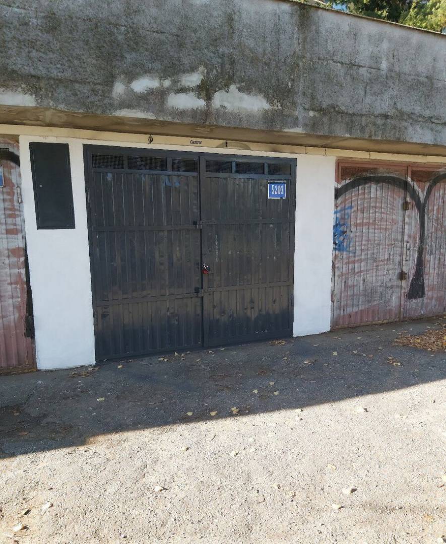 PREDAJ – Garáž aj s pozemkom na ulici Karloveská