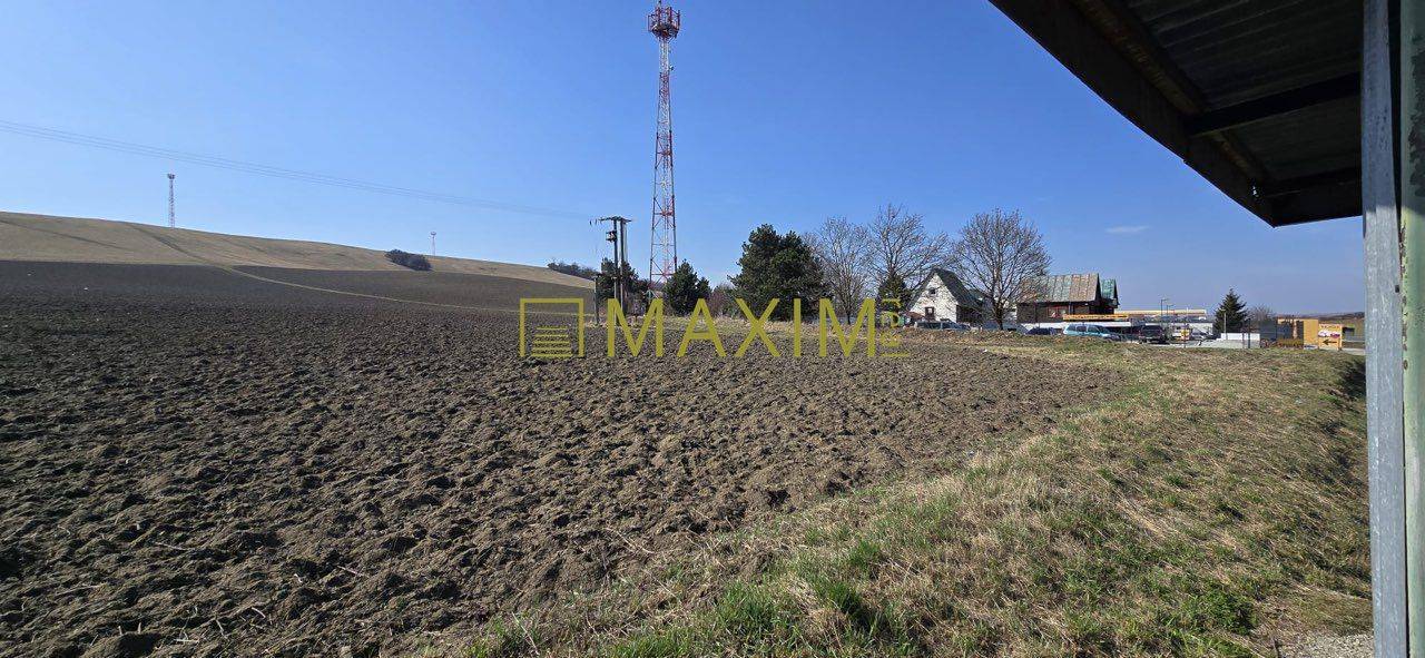 Investičný pozemok nachádzajúci sa priamo pri hlavnej ceste