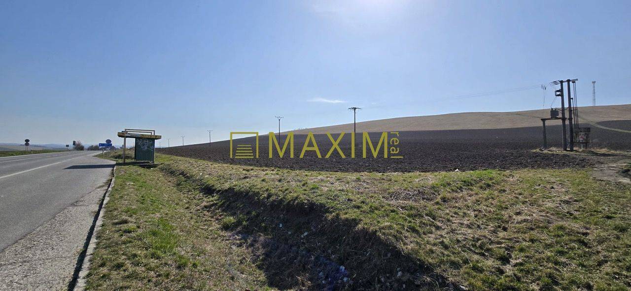 Investičný pozemok nachádzajúci sa priamo pri hlavnej ceste