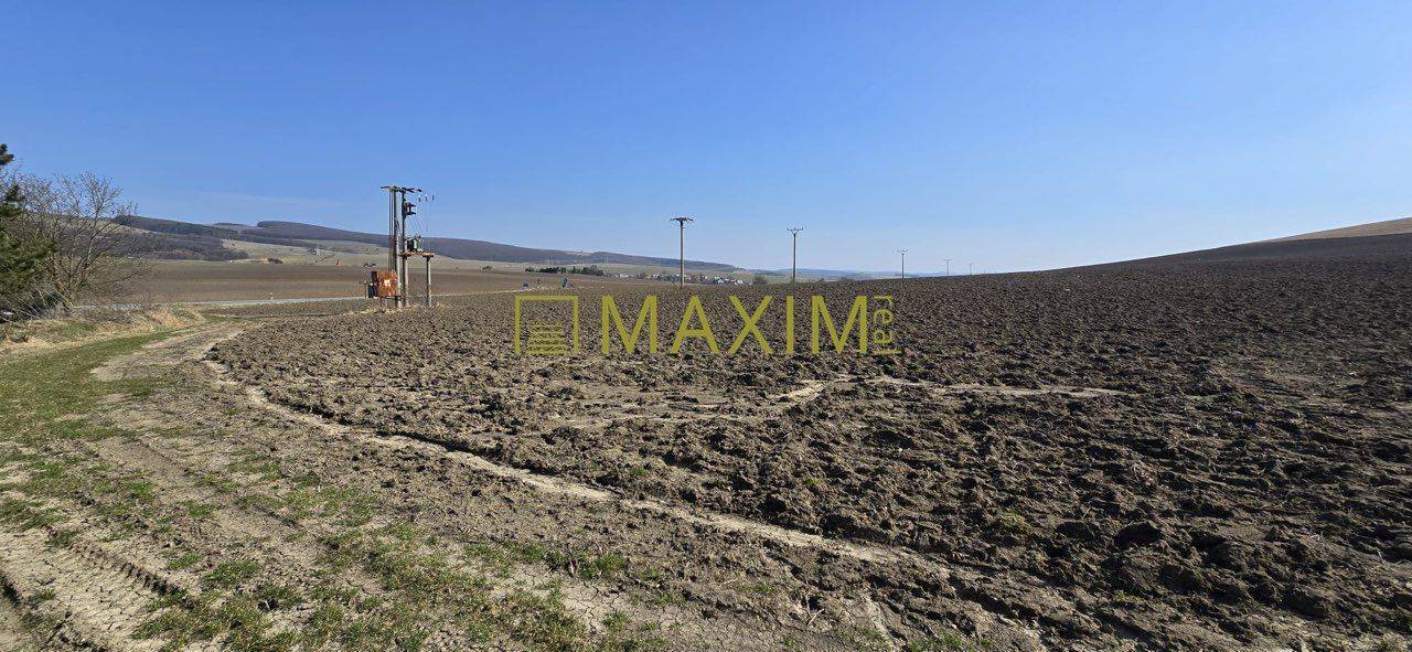 Investičný pozemok nachádzajúci sa priamo pri hlavnej ceste