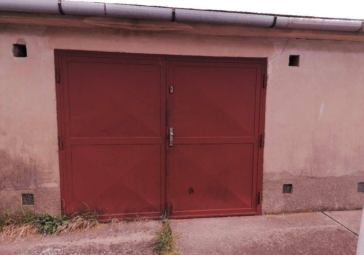 PREDAJ – Veľká murovaná garáž aj s pozemkom na ul. Rušňová – Rača