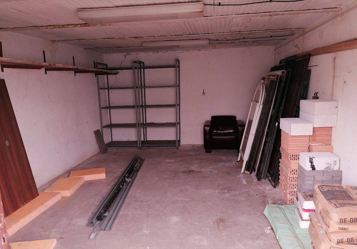 PREDAJ – Veľká murovaná garáž aj s pozemkom na ul. Rušňová – Rača