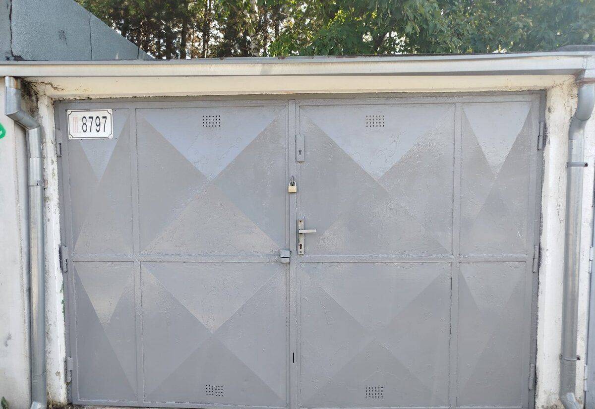 Garáž s montážnou jamou aj s pozemkom na ulici Hagarova v Rači