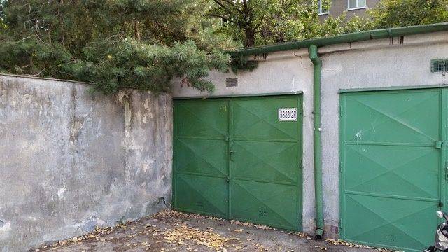 Samostatná garáž na ulici Planét s pozemkom v osob. vlastníctve