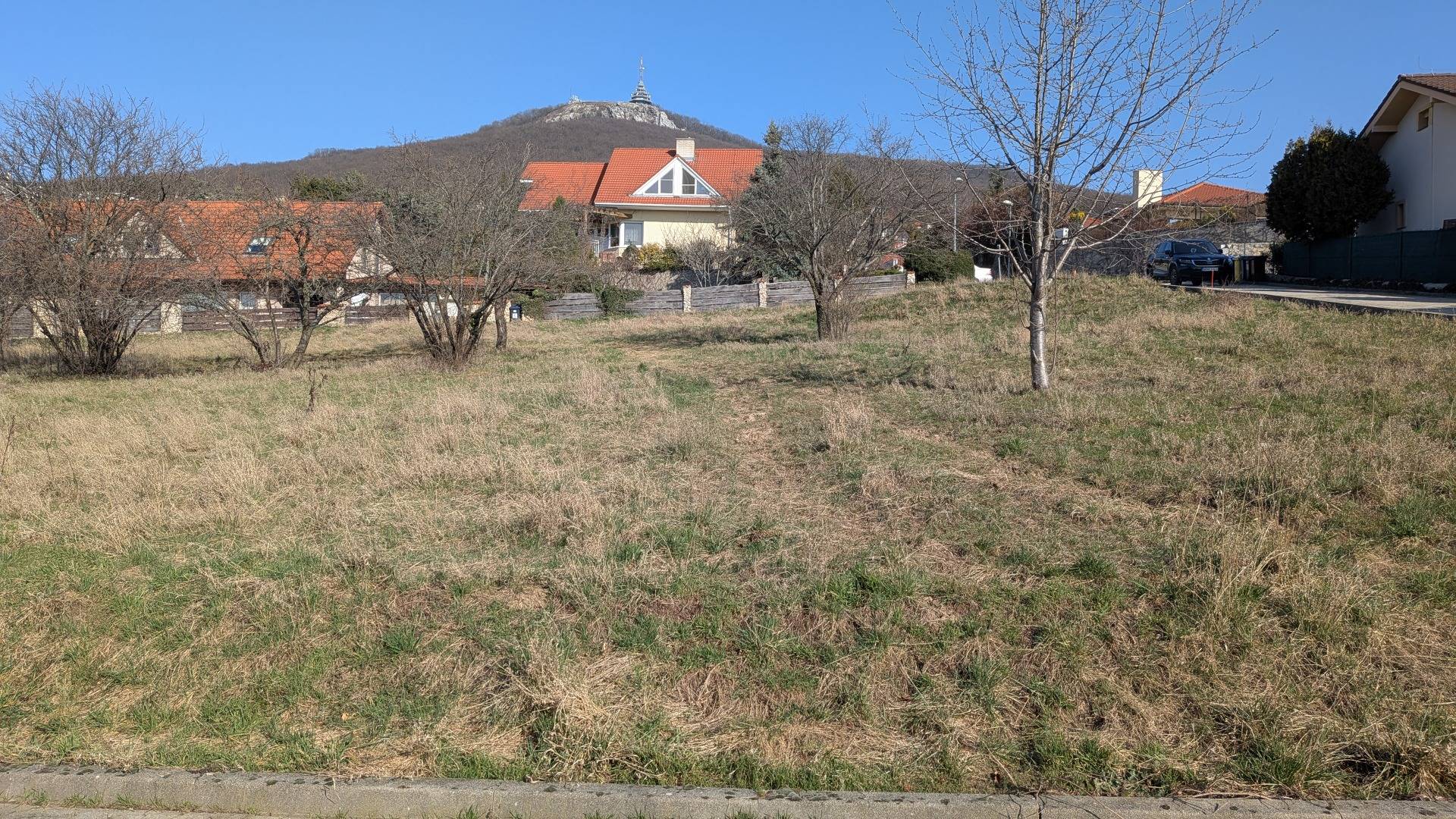 Lukratívny stavebný pozemok 936 m2 pod Zoborom, Višňová ulica