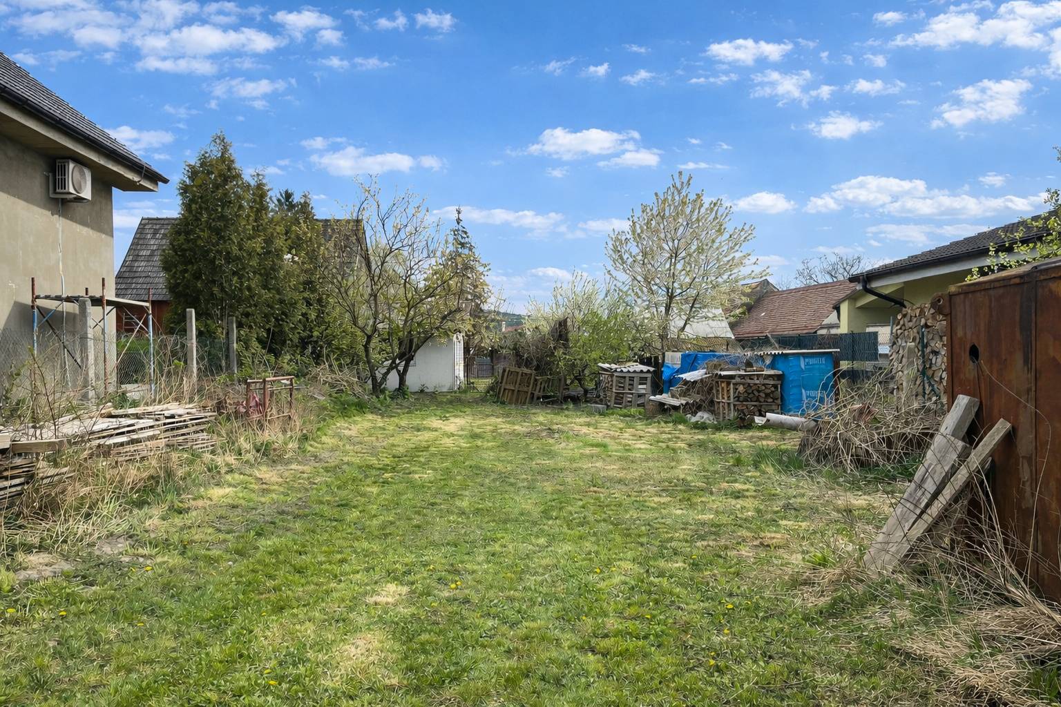 Stavebný pozemok so záhradným domčekom, Jablonové