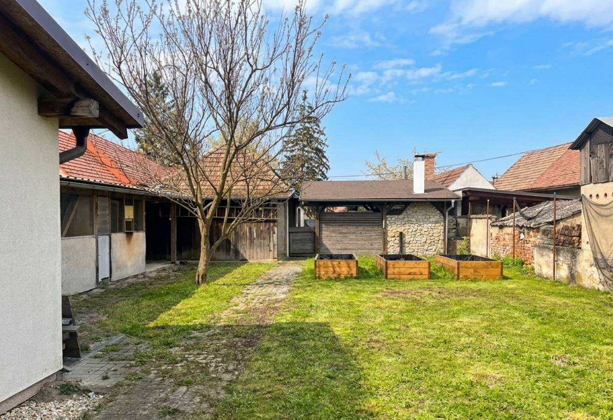 Stavebný pozemok so záhradným domčekom, Jablonové